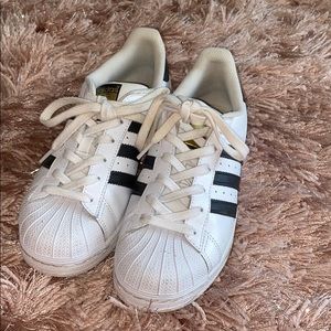 Adidas superstars!